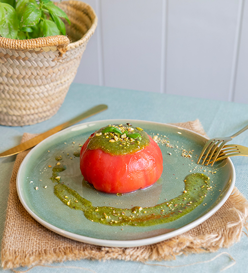 Tomate relleno de burrata con pesto de pistachos
